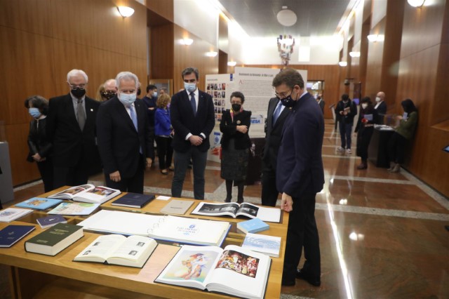 Unha exposición repasa os 40 anos de historia do Parlamento de Galicia